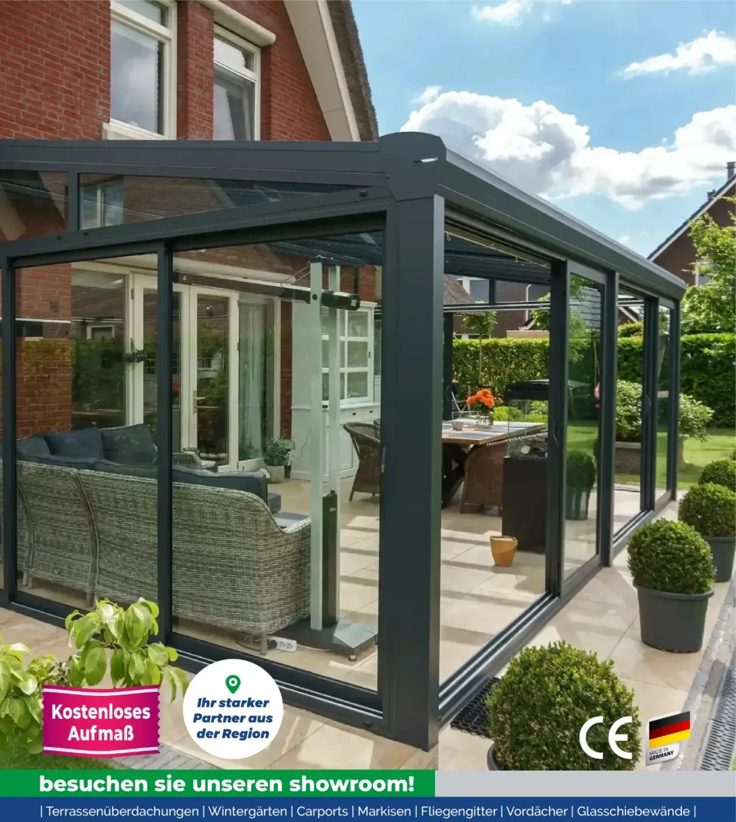 Moderne Terrassenüberdachung mit Glasschiebewänden von Ideal Überdachungen